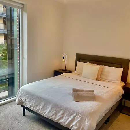 Modern Double Bedroom * ダブリン